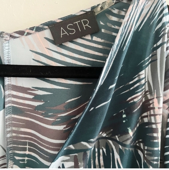 Astr The Label Blue Palm Print Romper Sz M NWOT - Picture 5 of 7